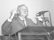 Alfred Vogel lecturing Alfred Vogel lecturing